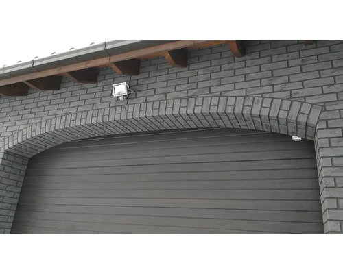 Garage mit gemauerter Steinbogenfassade und Aussenbeleuchtung