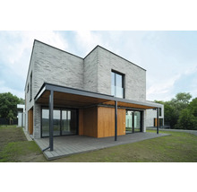 Maison moderne avec terrasse et façade en briques