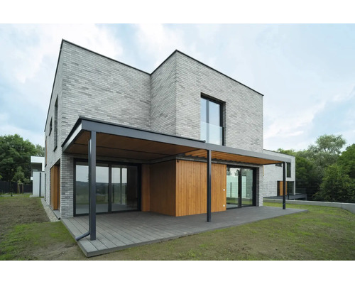 Maison moderne avec terrasse et façade en briques