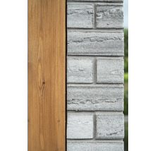 Vue détaillée d''une façade avec bardage en bois et maçonnerie