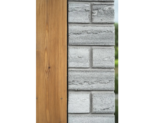 Vue détaillée d''une façade avec bardage en bois et maçonnerie