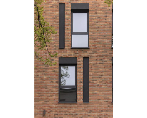 Façade d''un bâtiment avec des fenêtres et des briques