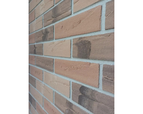 Gros plan d''un mur de briques avec des joints clairs