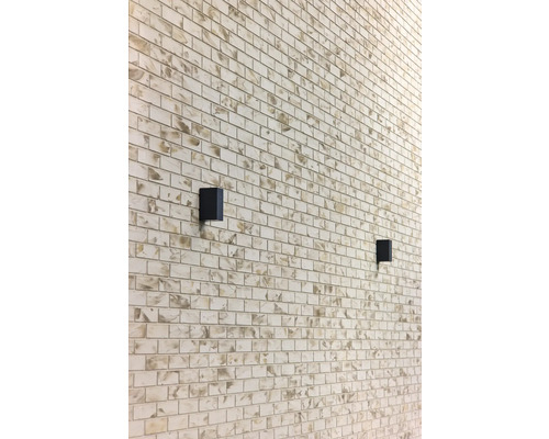 Mur avec des pierres rectangulaires et deux appliques murales noires