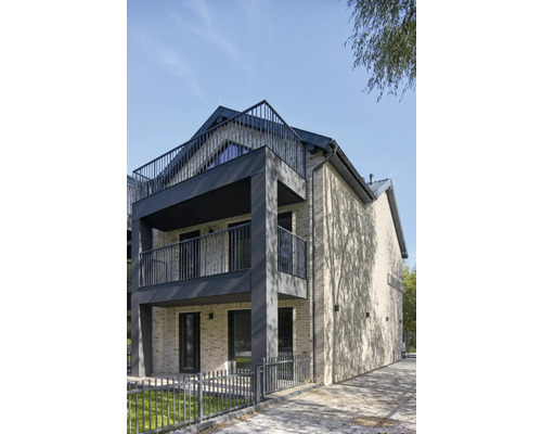 Immeuble avec balcons et garde-corps en métal