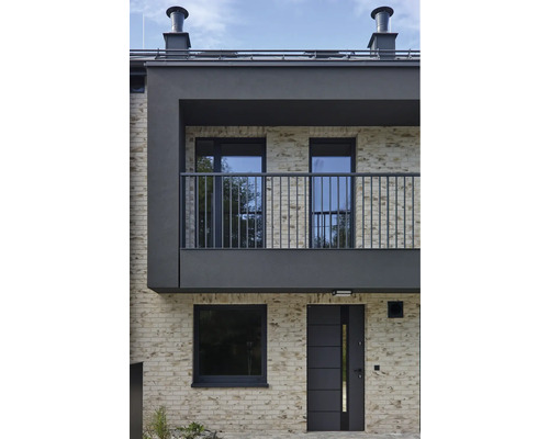 Façade d''une maison d''habitation moderne avec balcon, fenêtres et porte d''entrée