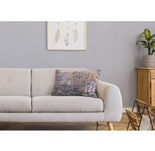 Dekoratives Wohnzimmer mit Sofa, Zierkissen und Holzmöbeln