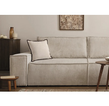 Canapé en velours côtelé avec coussin et tables d''appoint dans un salon