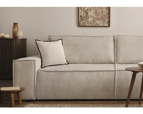 Canapé en velours côtelé avec coussin et tables d''appoint dans un salon