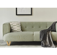 Helles Sofa mit Kissen und Decke im Wohnzimmer