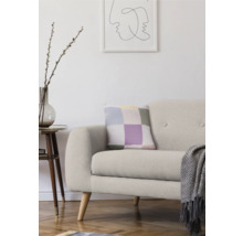 Wohnzimmer mit Sofa, Kissen, Beistelltisch und Dekoration