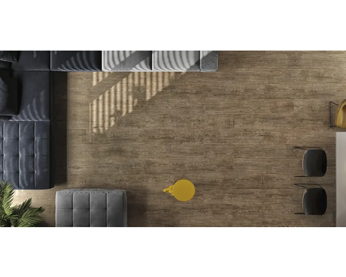 Vue de dessus d''une pièce avec carrelage aspect bois, canapé et chaises