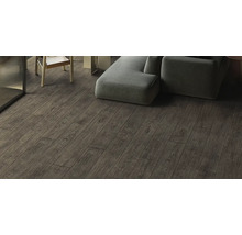 Vue d''une pièce avec revêtement de sol aspect bois et meubles de salon