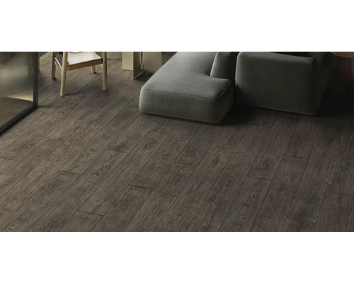 Vue d''une pièce avec revêtement de sol aspect bois et meubles de salon