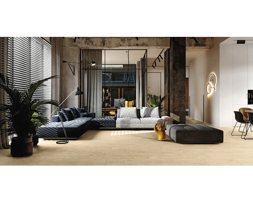 Wohnzimmer mit Sofa, Sessel, Zimmerpflanzen und indirekter Beleuchtung