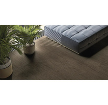 Sol posé avec aspect bois à côté d'un tabouret et de plantes