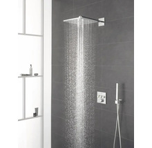 Regendusche im Badezimmer mit grauen Fliesen und weißen Regalen