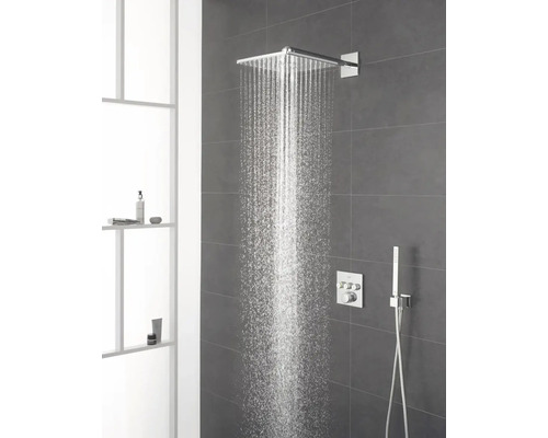 Douche à effet pluie dans salle de bains avec carrelage gris et étagères blanches