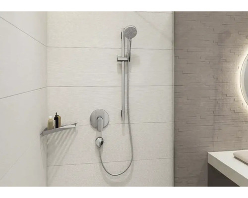 Salle de bains avec douche et robinetterie de douche