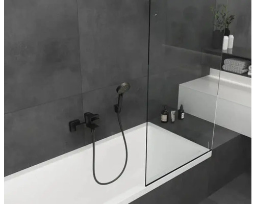 Modernes Badezimmer mit Badewanne, Duschabtrennung und Armatur