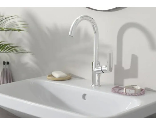 Waschbecken mit Einhebelmischer und Accessoires