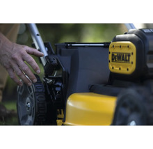 Vue détaillée d''une tondeuse à gazon avec le logo DeWalt