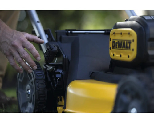 Vue détaillée d''une tondeuse à gazon avec le logo DeWalt