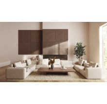 Salon avec canapé modulable, table basse et panneaux muraux à lattes de bois