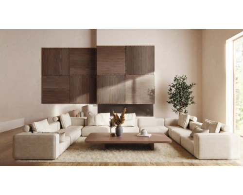 Salon avec canapé modulable, table basse et panneaux muraux à lattes de bois