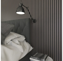 Chambre à coucher avec lit, applique murale et panneaux muraux