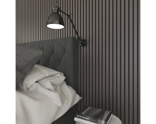 Chambre à coucher avec lit, applique murale et panneaux muraux