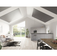 Salon lumineux avec des panneaux acoustiques au plafond, une cuisine ouverte et un coin repas