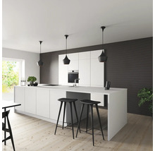Cuisine moderne avec îlot de cuisine, tabourets de bar et suspensions