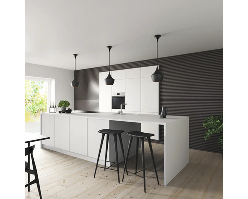 Cuisine moderne avec îlot de cuisine, tabourets de bar et suspensions