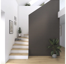 Photo d''intérieur d''une cage d''escalier avec des marches en bois, des panneaux muraux et des plantes d''intérieur pour une ambiance conviviale