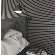 Chambre à coucher avec panneaux muraux, lit, table de chevet et lampe