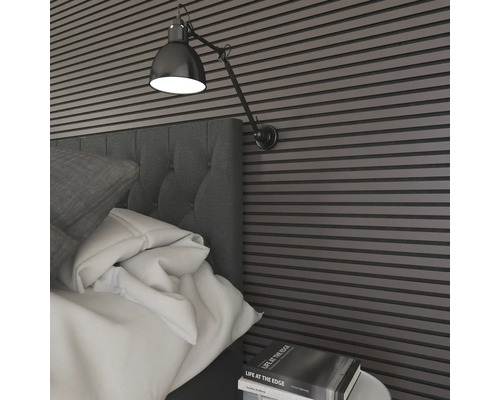 Chambre à coucher avec panneaux muraux, lit, table de chevet et lampe