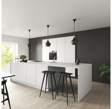 Cuisine claire avec îlot de cuisine, tabourets de bar et suspensions