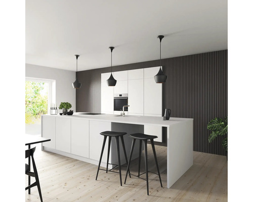 Cuisine claire avec îlot de cuisine, tabourets de bar et suspensions