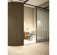 Intérieur avec mur en lamelles de bois, table et chaises