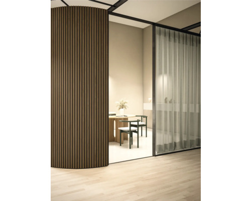 Intérieur avec mur en lamelles de bois, table et chaises