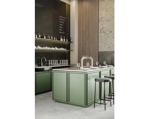 Vue intérieure d''un bar avec comptoir, étagères et tabourets de bar