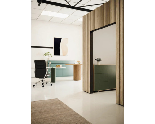 Bureau lumineux avec bureau, chaise de bureau, commode et panneaux muraux