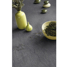 Gros plan d''un sol avec des objets décoratifs tels que des vases et des pierres