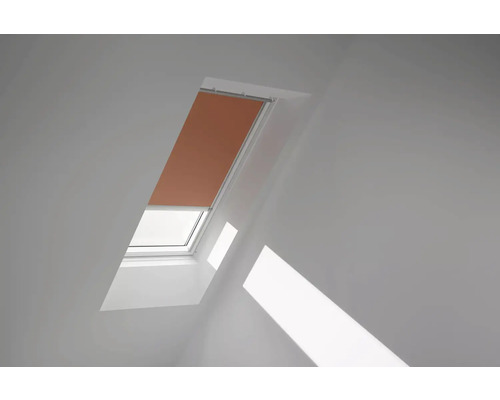 VELUX Dachfenster Verdunkelungsrollo orange mit grauem Alu-Rahmen solarbetrieben DSL P08 4564K Dachfenster mit Rollo in einem hellen Raum