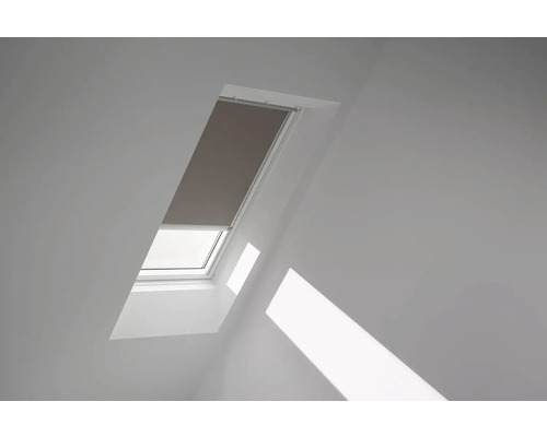 VELUX Dachfenster Verdunkelungsrollo nougat mit grauem Alu-Rahmen elektronisch DML C06 4574K Dachfenster mit Rollo in einem hellen Raum.