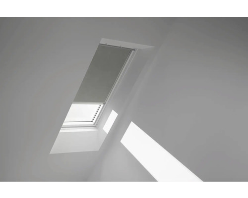 VELUX Dachfenster Verdunkelungsrollo olive mit grauem Alu-Rahmen elektronisch DML F08 4575K Dachfenster mit Rollo in einem hellen Raum