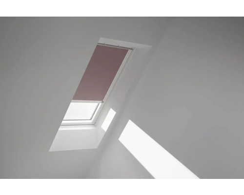 VELUX Dachfenster Verdunkelungsrollo rosenholz mit weißem Alu-Rahmen elektronisch DML UK10 4578KWL Dachfenster mit teilweise geschlossenem Rollo in einem hellen Raum.