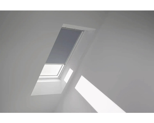 VELUX Dachfenster Verdunkelungsrollo blaugrau mit grauem Alu-Rahmen elektronisch DML F06 4581K Dachfenster mit Rollo in einem hellen Raum.