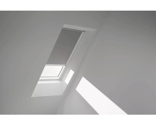 VELUX Dachfenster Verdunkelungsrollo grau mit weißem Alu-Rahmen solarbetrieben DSL P06 0705KWL Dachfenster mit Verdunkelungsrollo im Innenraum